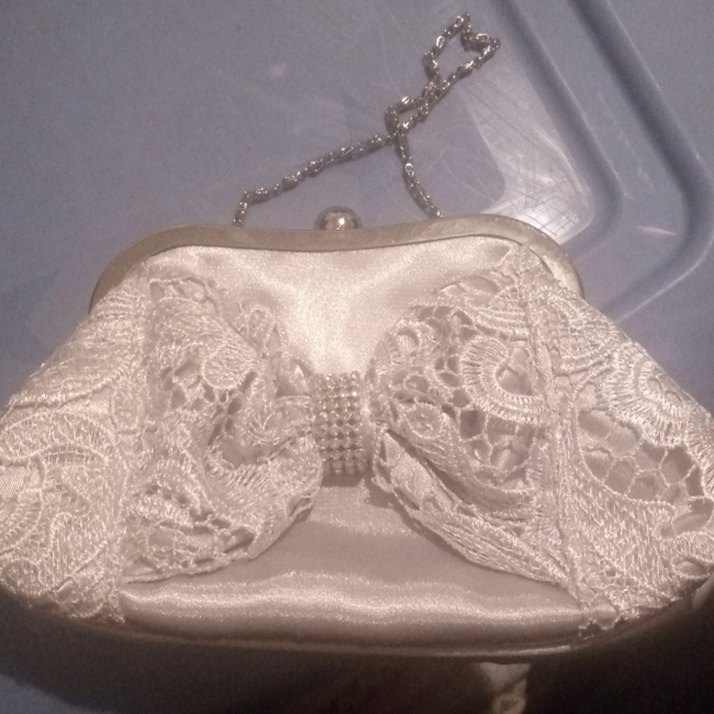 Clutch with lace bow